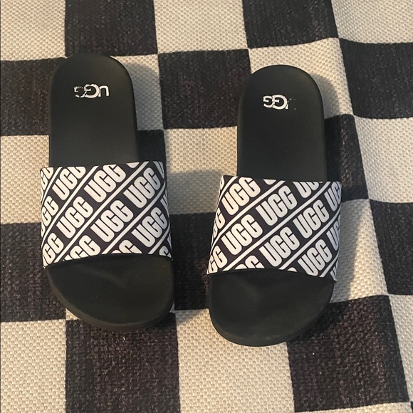 Youth UGG Slides - Picture 1 of 5